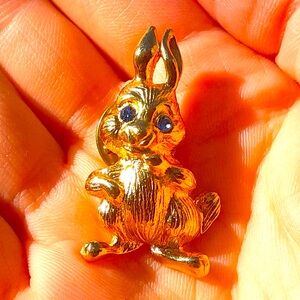 Vintage 1980s bunny brooch